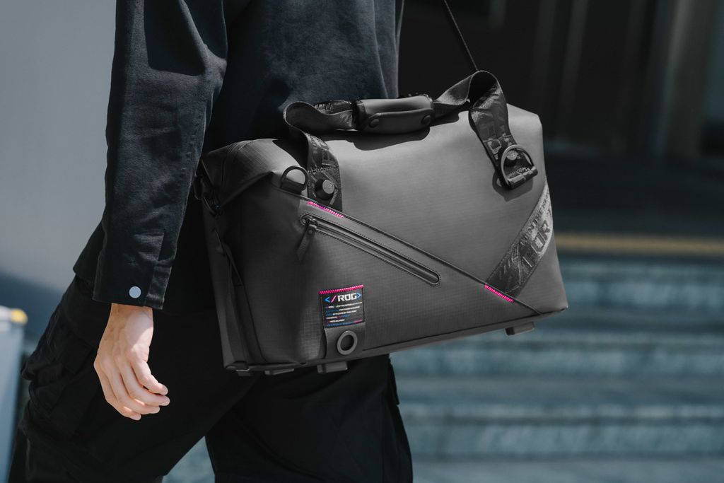 ROG SLASH 旅行袋精心挑選防水耐刮布料，在純黑外型下給予極致保護力。